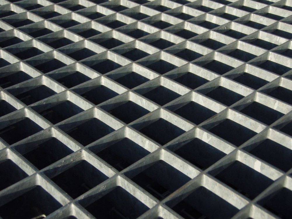 Прессованный настил Р 68*22 / 30*2, 1000X1000 мм с зубом противоскольжения купить по выгодным ценам | Хопер Сталь